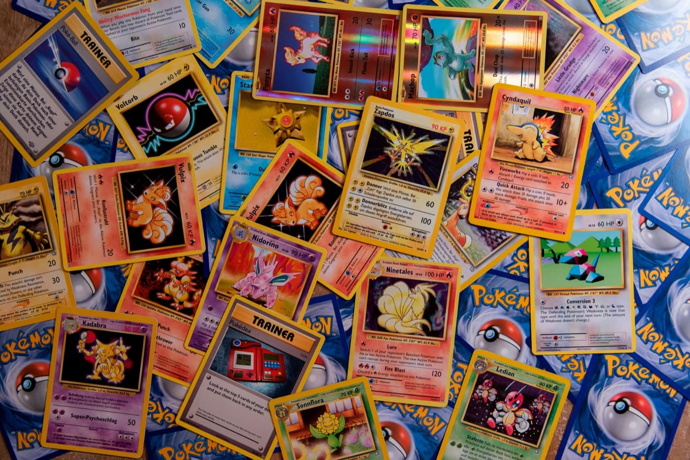 Cartes Pokémon rétro étalées, faces et dos mélangés